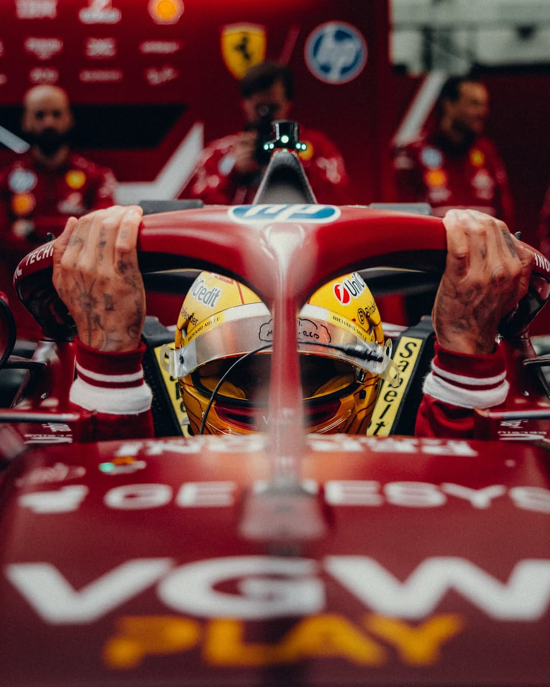 coche de f1 con lewis hamilton